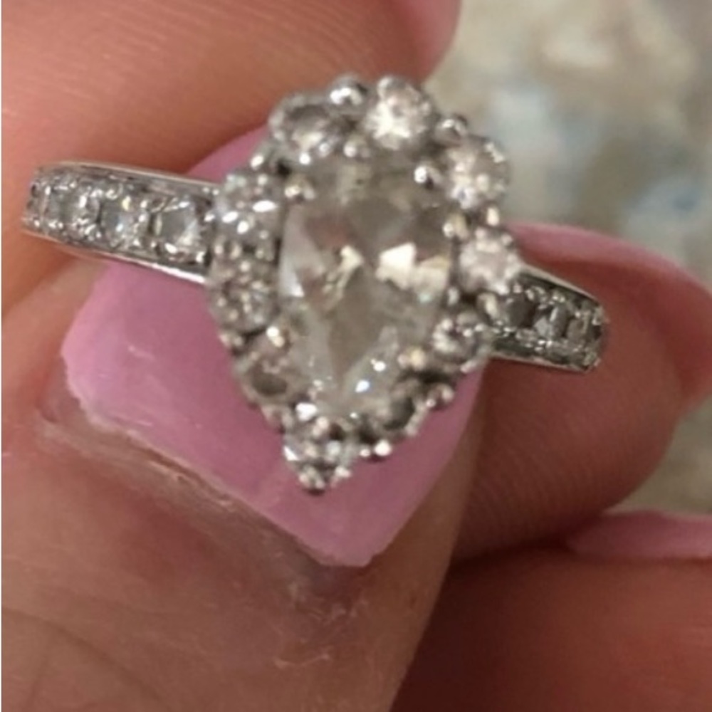 Elegant white gold Teardrop Ring
